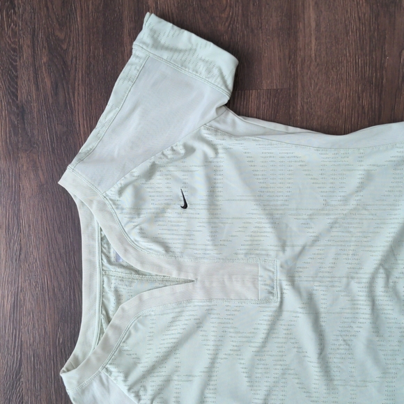 Nike Fit Dry Womans Medium Light Green Shirt - Picture 1 of 6